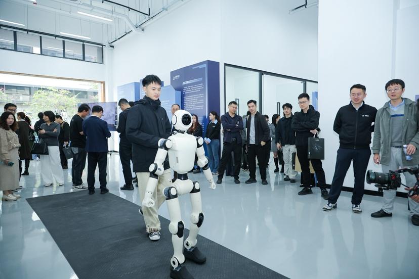 科技與變革共舞 海珠搶占AI機器人新賽道，后航道兩業融合新場景實現落地